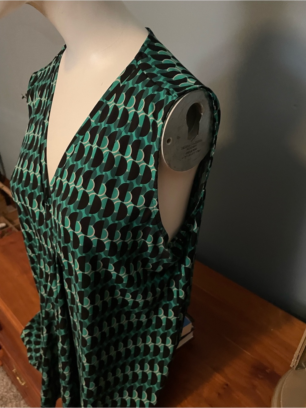 Dana Buchman Green and Black Sleeveless V-Neck Geometric Camisole - Picture 2 of 5